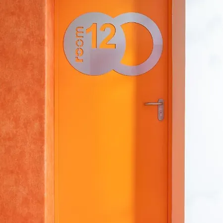 Bohoostel * بولونيا